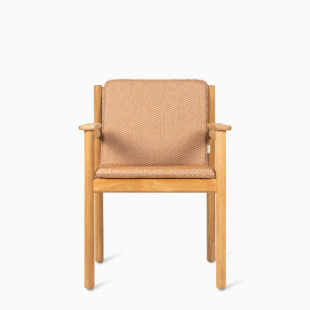 Front view of the Oda dining chair by Vincent Sheppard with a Sienna cushion, featuring a teak frame and woven detailing, designed for outdoor use. 