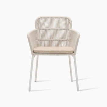 Vincent Sheppard’s Akari dining chair featuring a lightweight aluminium frame, rope-woven back and seat in dune white, paired with a Santal-coloured seat cushion.