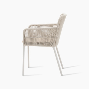 Side view of Vincent Sheppard’s Akari dining chair, featuring a lightweight aluminium frame, rope-woven back and seat in dune white, and a Santal-coloured seat cushion.