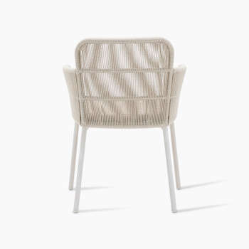 Back view of Vincent Sheppard’s Akari dining chair, highlighting its rope-woven backrest in dune white and aluminium frame, paired with a Santal-coloured seat cushion.