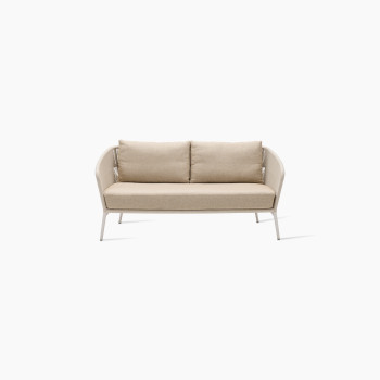 Akari Lounge-Sofa 2,5-Sitzer von Vincent Sheppard mit einem Aluminiumrahmen in Düneweiß, einer Sitzfläche und Rückenlehne aus geflochtenem Seil sowie Kissen in der Farbe Santal.