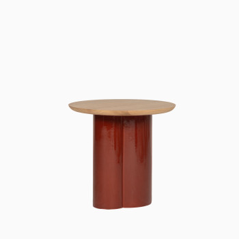 Table d’appoint Arvin de Vincent Sheppard avec un plateau en chêne naturel et un pied en céramique couleur maroon.